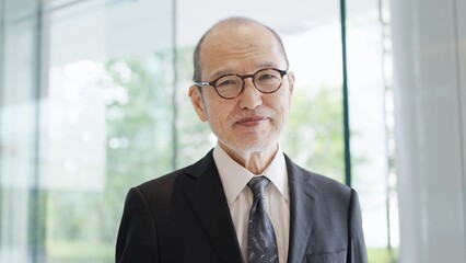 カメラ目線で微笑むビジネスマン