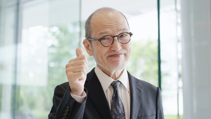 グッドサインをするビジネスマン
