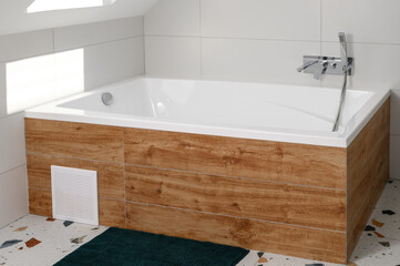 Duża wygodna akrylowa wanna w nowoczesnej łazience, wykończenie i aranżacja wnętrz, projekt luksusowej łazienki 