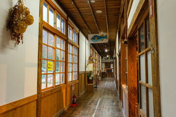 Fototapeta premium 旧小学校の廊下