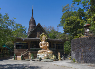 Obraz premium Temple au million de bouteilles , Wat Pa Maha Chedi Kaew, Sisaket, Thailande