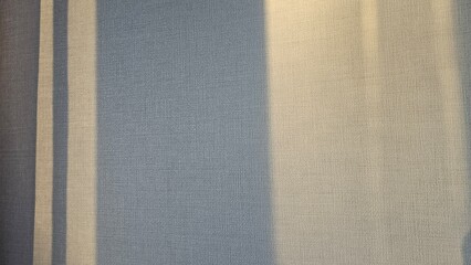Fototapeta premium 벽지의 질감이 느껴지는 벽에 노을의 커튼 그림자 백그라운드