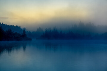 Mystische Nebelstimmung am oberbayerischen Deininger Weiher