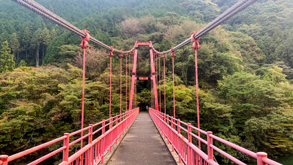 鱒淵ダムの赤い吊り橋