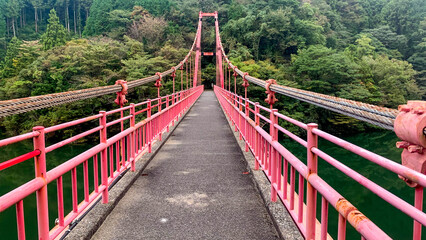 鱒淵ダムの赤い吊り橋