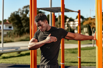 Obraz premium Healthy Lifestyle: Stretching in a Sunny Outdoor Gym