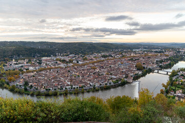 Fototapeta premium Panoramic View of Cahors, France with Historic Architecture and Meandering Lot River