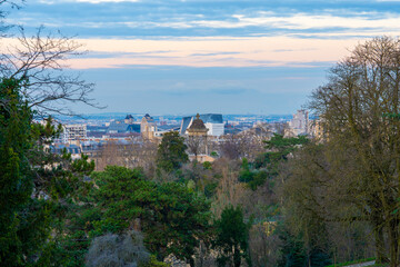 Fototapeta premium Scenic view from elevated park overlooking urban landscape at dusk