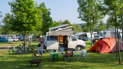 Erleben Sie unvergessliche Sommerferien auf einem idyllischen Campingplatz mit Wohnmobil, Zelt und Fahrrädern – ideal für Familien und Outdoor-Liebhaber.