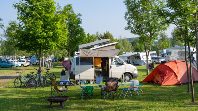Erleben Sie unvergessliche Sommerferien auf einem idyllischen Campingplatz mit Wohnmobil, Zelt und Fahrr&auml;dern &ndash; ideal f&uuml;r Familien und Outdoor-Liebhaber.