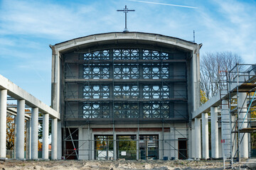 Obraz premium Contemporary architectural transformation showcasing the remains of a former church awaiting new purpose