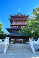 Obraz premium Zhenjiang Yuntai Pavilion, Majestic Chinese Pavilion in Lush Green Setting