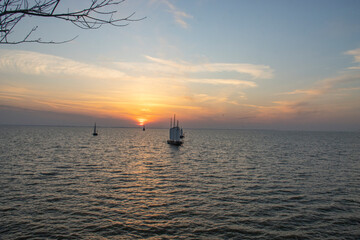 Ancient sailboats, fishing boats, dusk, sunset, sunset, lakeside, light and shadow, scenery, backlighting, background