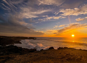 Obraz premium Atemberaubender Sonnenuntergang über dem Atlantik bei Porto Covo, Portugal