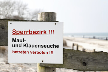 Schild mit der deutschen Aufschrift Maul und Klauenseuche, betreten verboten