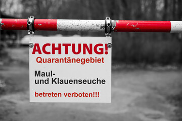 Schild mit der deutschen Aufschrift Maul und Klauenseuche, betreten verboten