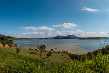 vegetação verde com céu azul, Lago de Furnas, Minas Gerais, Brasil