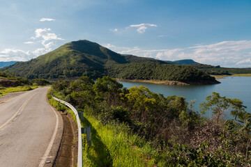 Estrada com curvas, montanhas e lago