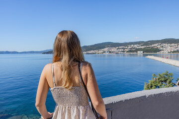 Junge Frau auf der Burgmauer von Kavala in Griechenland