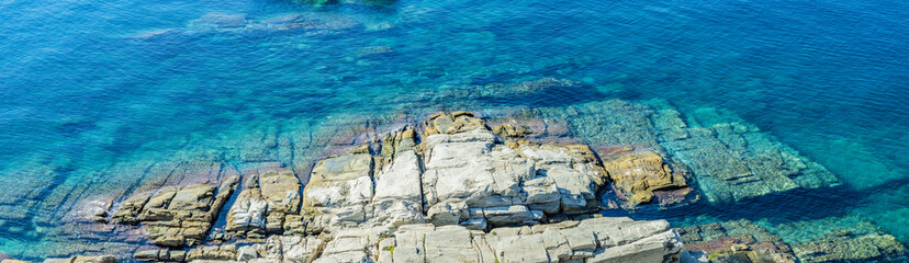 Klares Salzwasser im Mittelmeer an einer Felsküste