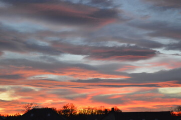 Obraz premium Picturesque sunset with aurora-like clouds in shades of pink and blue