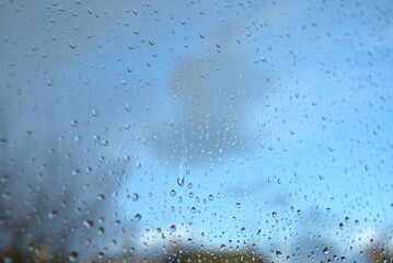 gouttes d’eau et fenêtre, nuages
