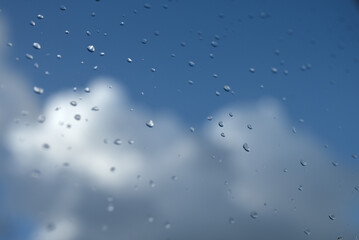 gouttes d’eau et fenêtre, nuages
