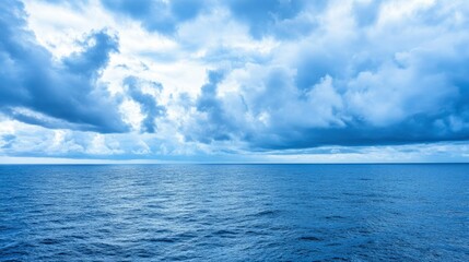 Obraz premium Ocean Horizon Underneath Cloudy Blue Sky