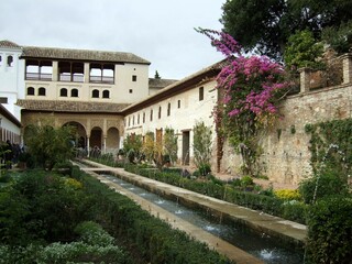 Obraz premium Garden with fountains in Granada's Alhambra