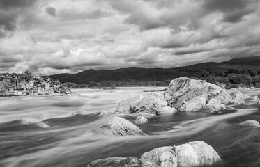 PARAQGUA&Ccedil;U PRETO BRANCO