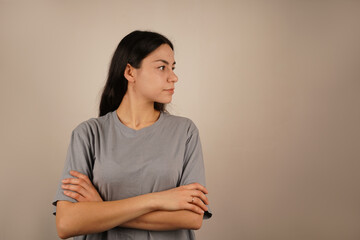 Obraz premium A powerful depiction of strength and unwavering ambition. A confident woman places one hand firmly over the other, exuding determination and persistence. Her focused expression highlights her resolve.