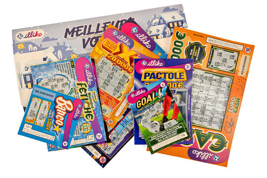 tas de tickets de jeux &agrave; gratter de la Fran&ccedil;aise des jeux	