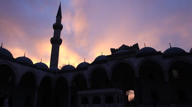 Atardecer en Estambul, silueta de mezquita y minarete