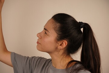 Fototapeta premium This gesture emphasizes alertness and intellectual activity. It is a classic symbol of awareness and discovery. The raised index finger indicates inspiration, drawing attention to a thought.