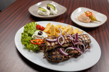 Griechische Küche und Gastlichkeit, Gemüse, Fleisch und Beilagen in einem belieten deutschen Restaurant