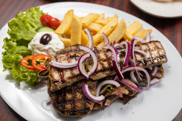 Griechische Küche und Gastlichkeit, Gemüse, Fleisch und Beilagen in einem belieten deutschen Restaurant