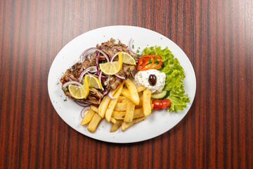 Griechische Küche und Gastlichkeit, Gemüse, Fleisch und Beilagen in einem belieten deutschen Restaurant