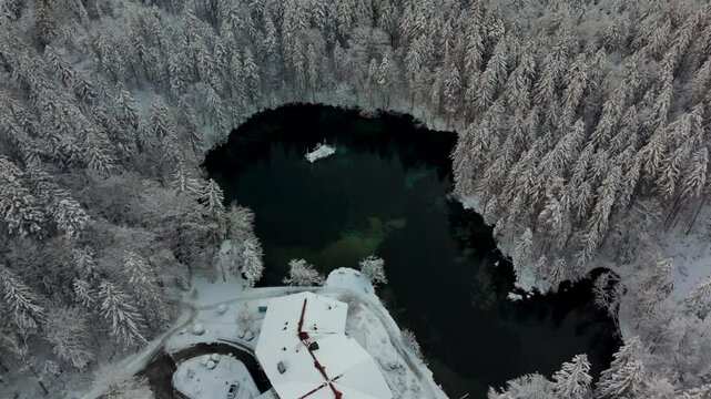 Badersee kleiner Bergsee in Grainau bei Garmisch-Partenkirchen, Deutschland Luftaufnahme im Winter. Mountain lake in Greinau with crystal-clear water of emerald green color, aerial view in winter. 