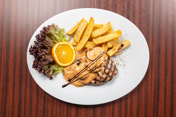 Griechische Küche und Gastlichkeit, Gemüse, Fleisch und Beilagen in einem belieten deutschen Restaurant