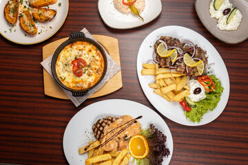 Griechische Küche und Gastlichkeit, Gemüse, Fleisch und Beilagen in einem belieten deutschen Restaurant
