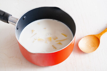 アリゴ作り　鍋に入れた牛乳と食材