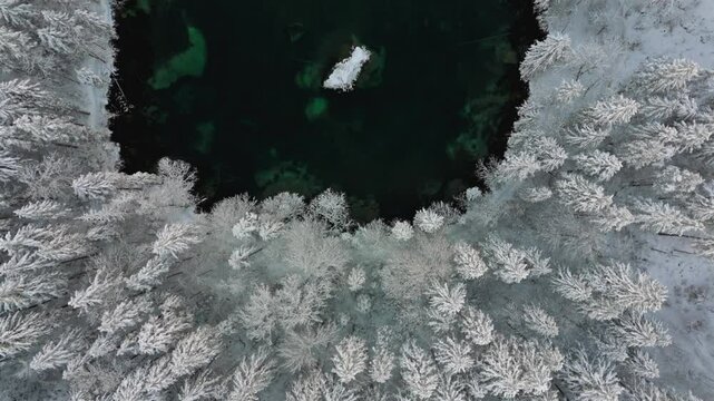 Badersee kleiner Bergsee in Grainau bei Garmisch-Partenkirchen, Deutschland Luftaufnahme im Winter. Mountain lake in Greinau with crystal-clear water of emerald green color, aerial view in winter. 