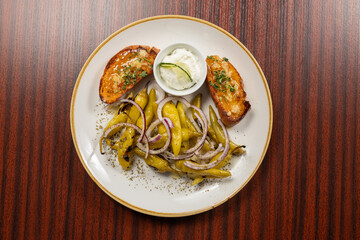 Griechisches Essen mit Hühnchen, Lamm, Schwein, Rund und Pommes und Salat