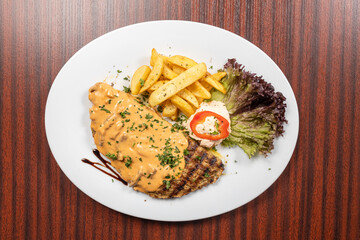 Griechisches Essen mit Hühnchen, Lamm, Schwein, Rund und Pommes und Salat