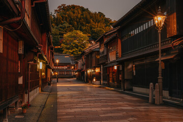 Fototapeta premium Higashiyama Chaya District in Kanazawa, Japan at night