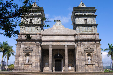 Obraz premium front entrance and exterior to landmark church in las palmares costa rica 