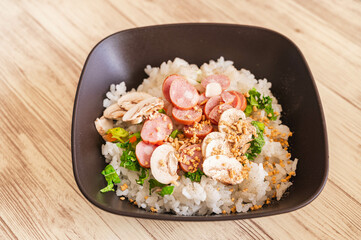 
耐熱容器に入れたケチャップライスの食材
