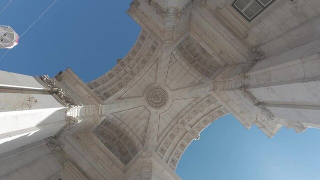 A Pra&ccedil;a do Com&eacute;rcio, junto ao Rio Tejo, &eacute; um &iacute;cone hist&oacute;rico de Lisboa. Com o Arco da Rua Augusta e edif&iacute;cios imponentes, reflete a liga&ccedil;&atilde;o da cidade ao com&eacute;rcio e ao mar.