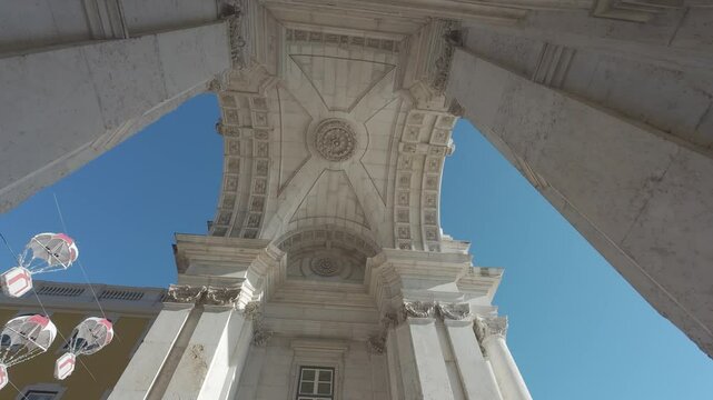 A Pra&ccedil;a do Com&eacute;rcio, junto ao Rio Tejo, &eacute; um &iacute;cone hist&oacute;rico de Lisboa. Com o Arco da Rua Augusta e edif&iacute;cios imponentes, reflete a liga&ccedil;&atilde;o da cidade ao com&eacute;rcio e ao mar.