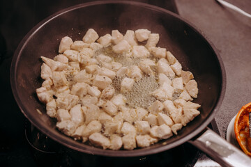 Pierś z kurczaka smażona na patelni © rozentuzjazmowany